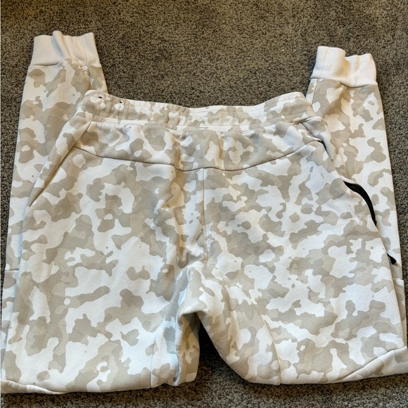 Nike Tech Joggers - Picture 2 of 5